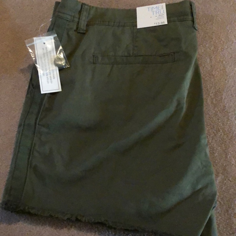 Time and tru mid-rise relaxed fit shorts